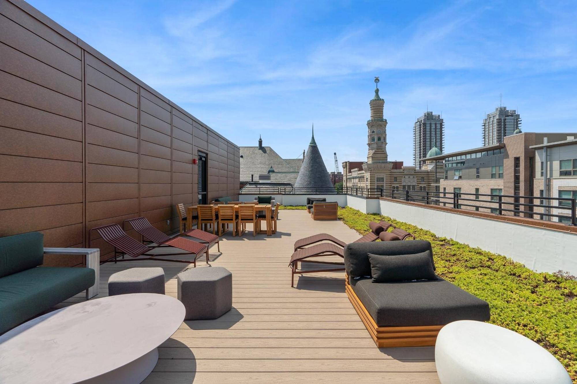 Cozysuites Mass With Parking Lounge & Roof Deck #32 * Indianapolis