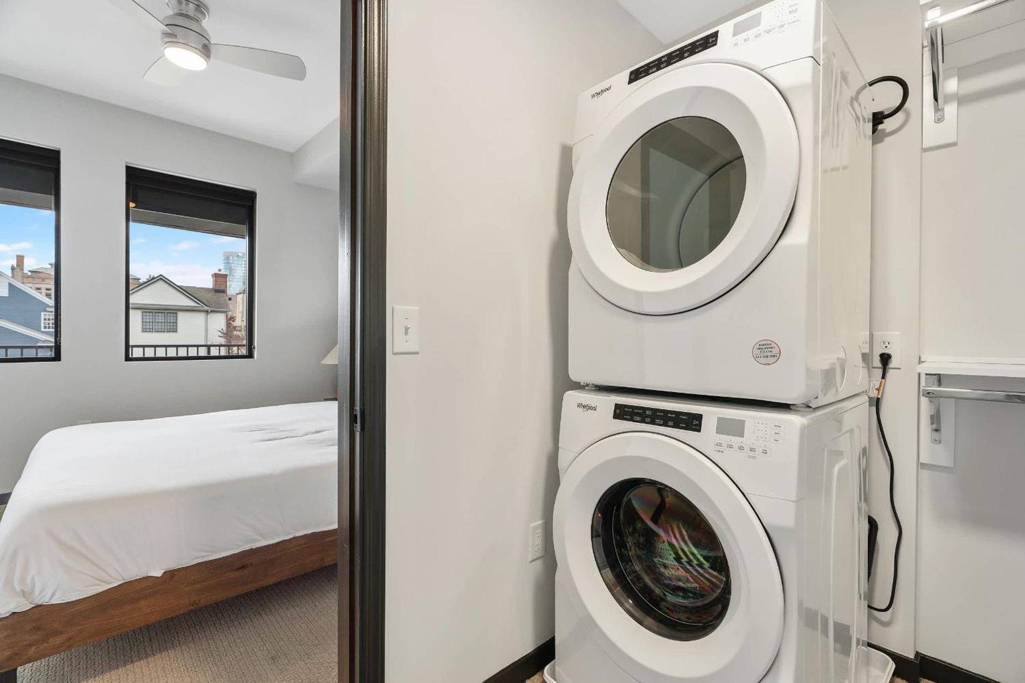 Cozysuites Mass With Parking Lounge & Roof Deck #32 * Indianapolis